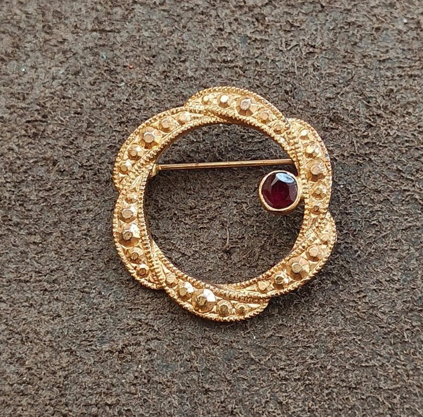1950s Edwardian Style Circle Gold Tone Faceted Solitaire Garnet Gemstone Brooch