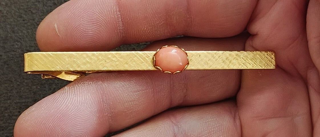1950s/60s Gold Tone Tie Bar Clip With Oval Salmon Pink Coral Cabochon Stone
