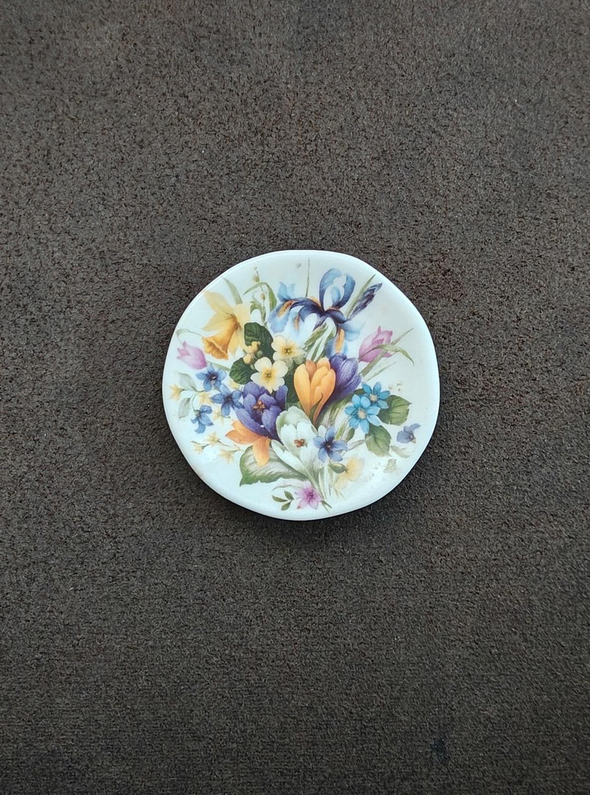 Mini round decorative plate featuring a bouquet of blue and yellow tulips with greens
