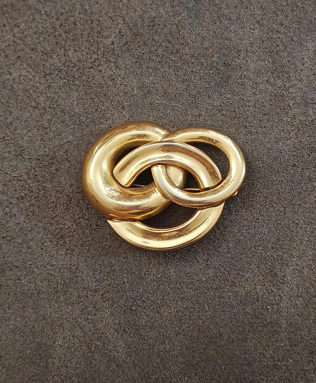 Gold-tone intertwined circles pin brooch with heart-like design