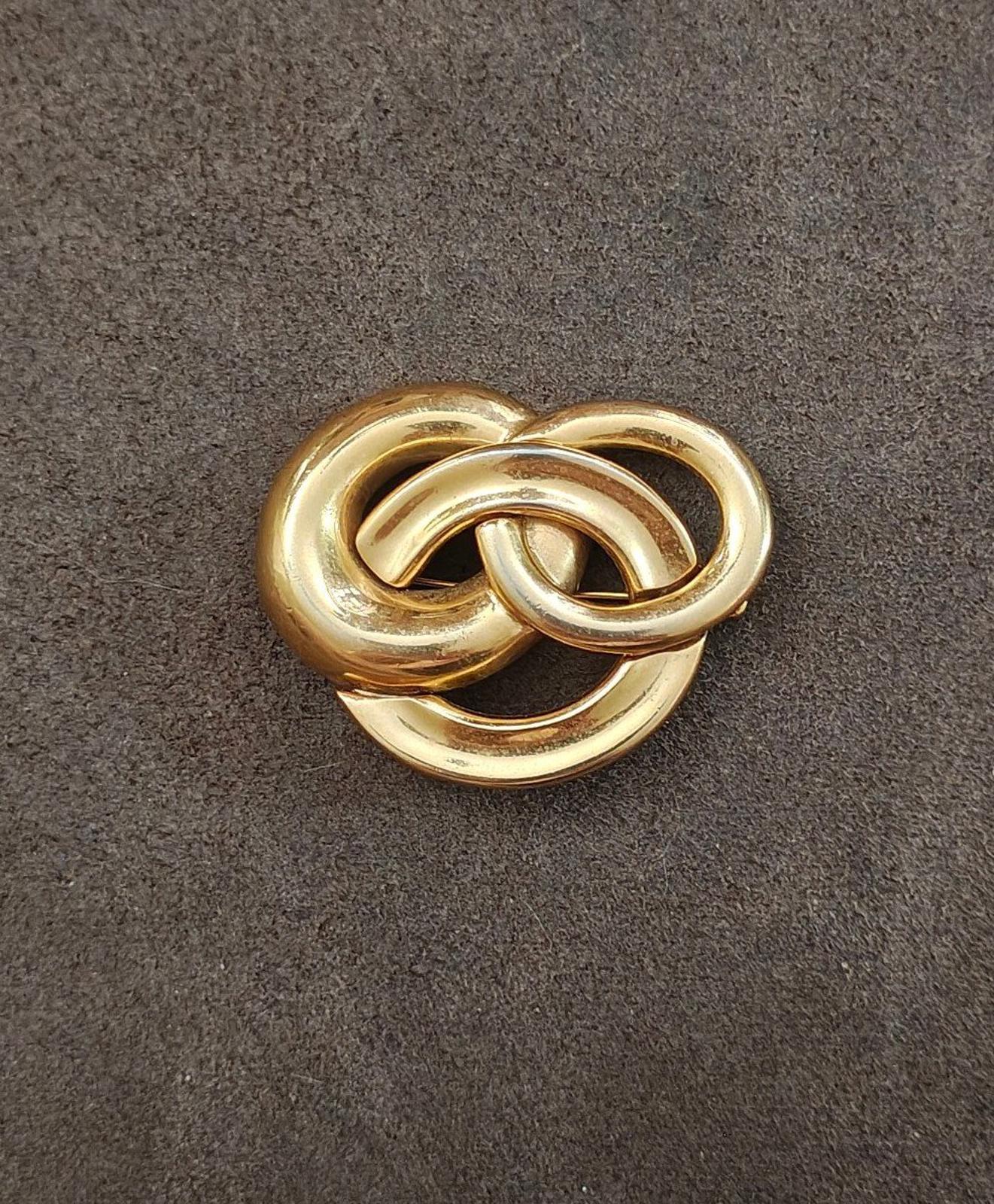 Gold-tone intertwined circles pin brooch with heart-like design