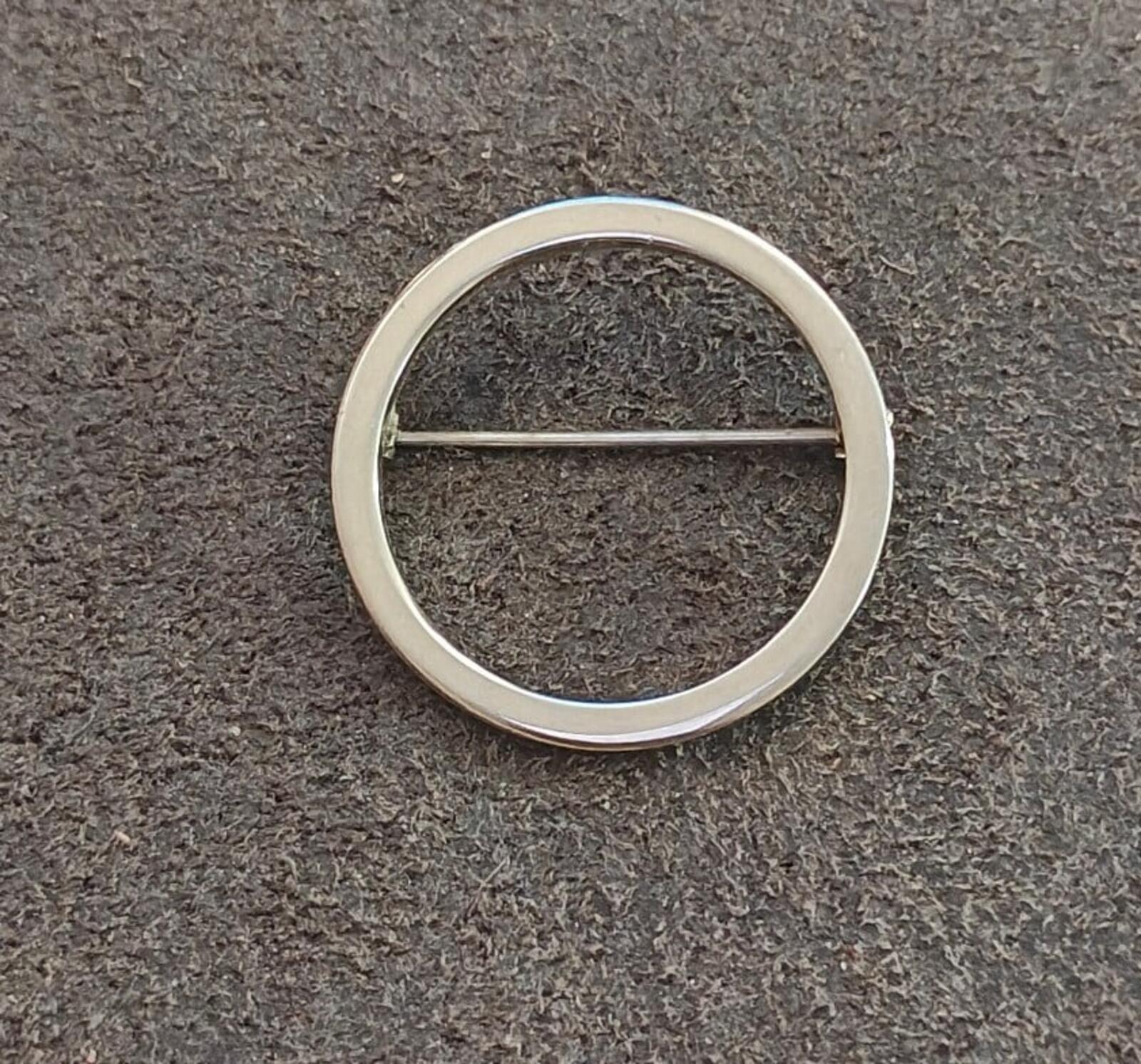 1950s/60s Classic Minimalist Open Circle Gold Tone Brooch Pin