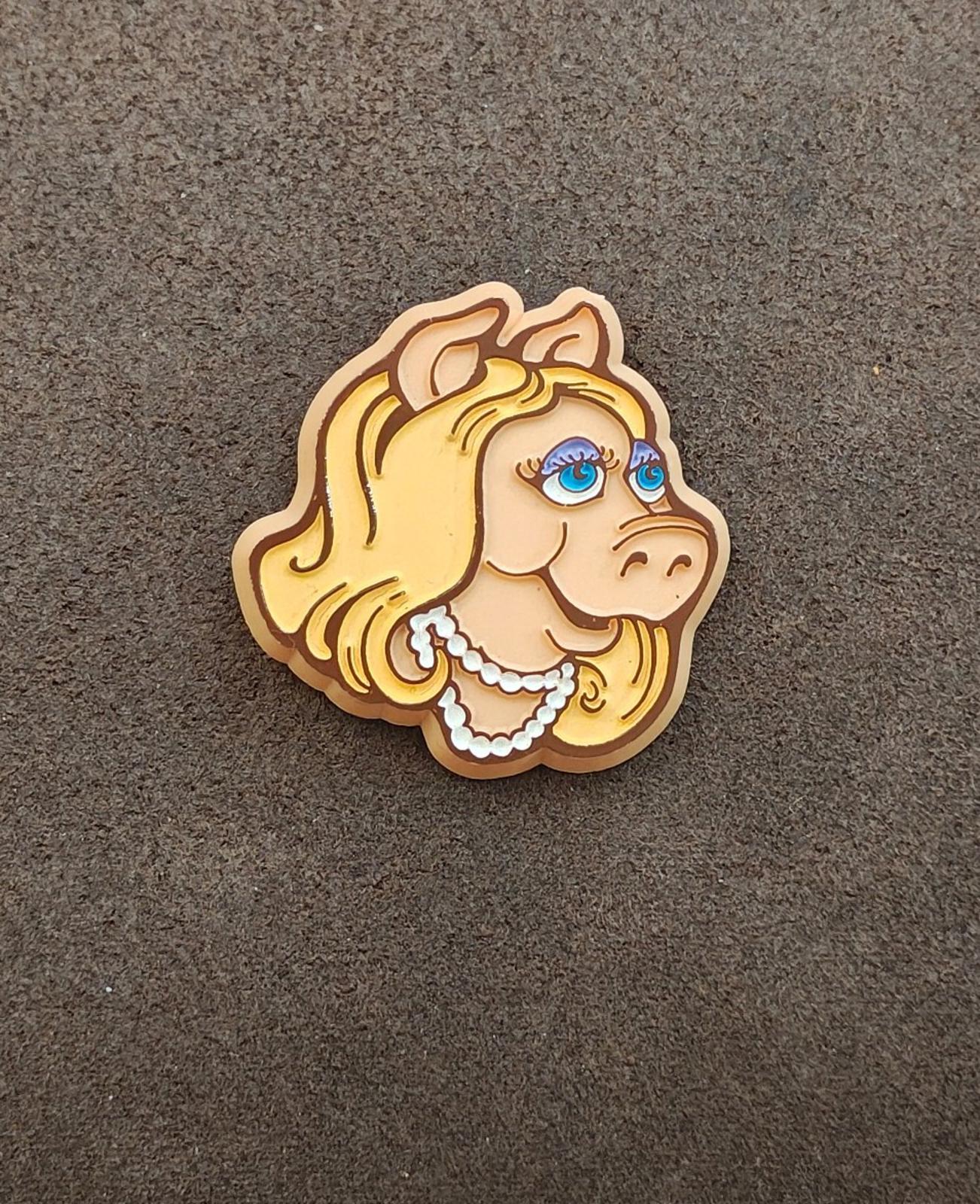 1979 Vintage Muppet Babies Miss Piggy Plastic Pin Brooch