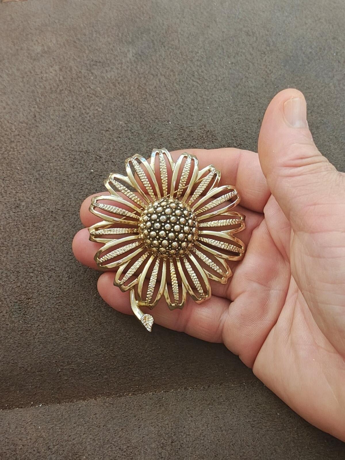 1960s Gold Tone Textured Signed Sarah Coventry "Daisy Mae" sunflower Large Brooc