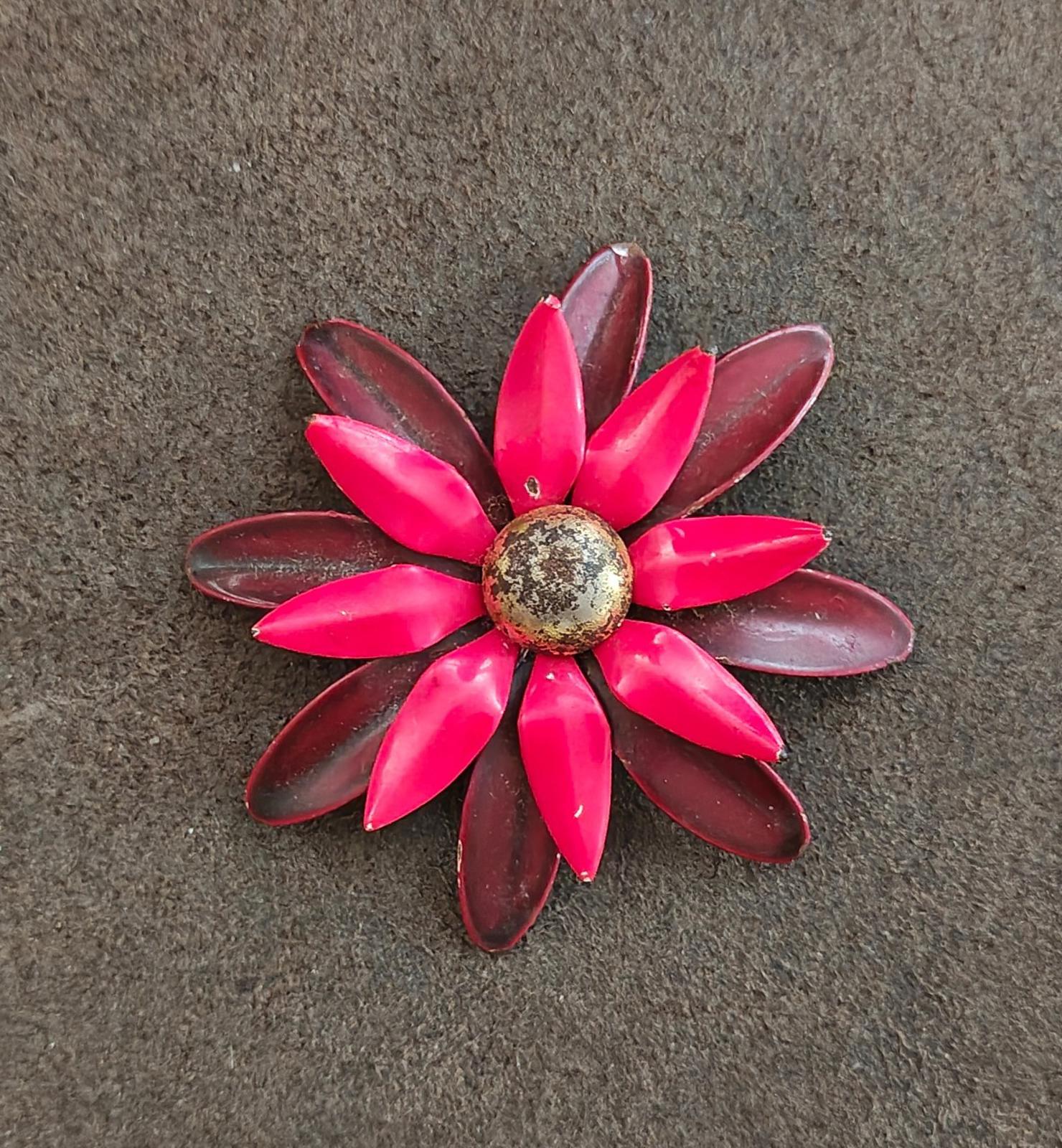 Centered daisy enamel metal pin brooch with red petals and dark burgundy outer petals