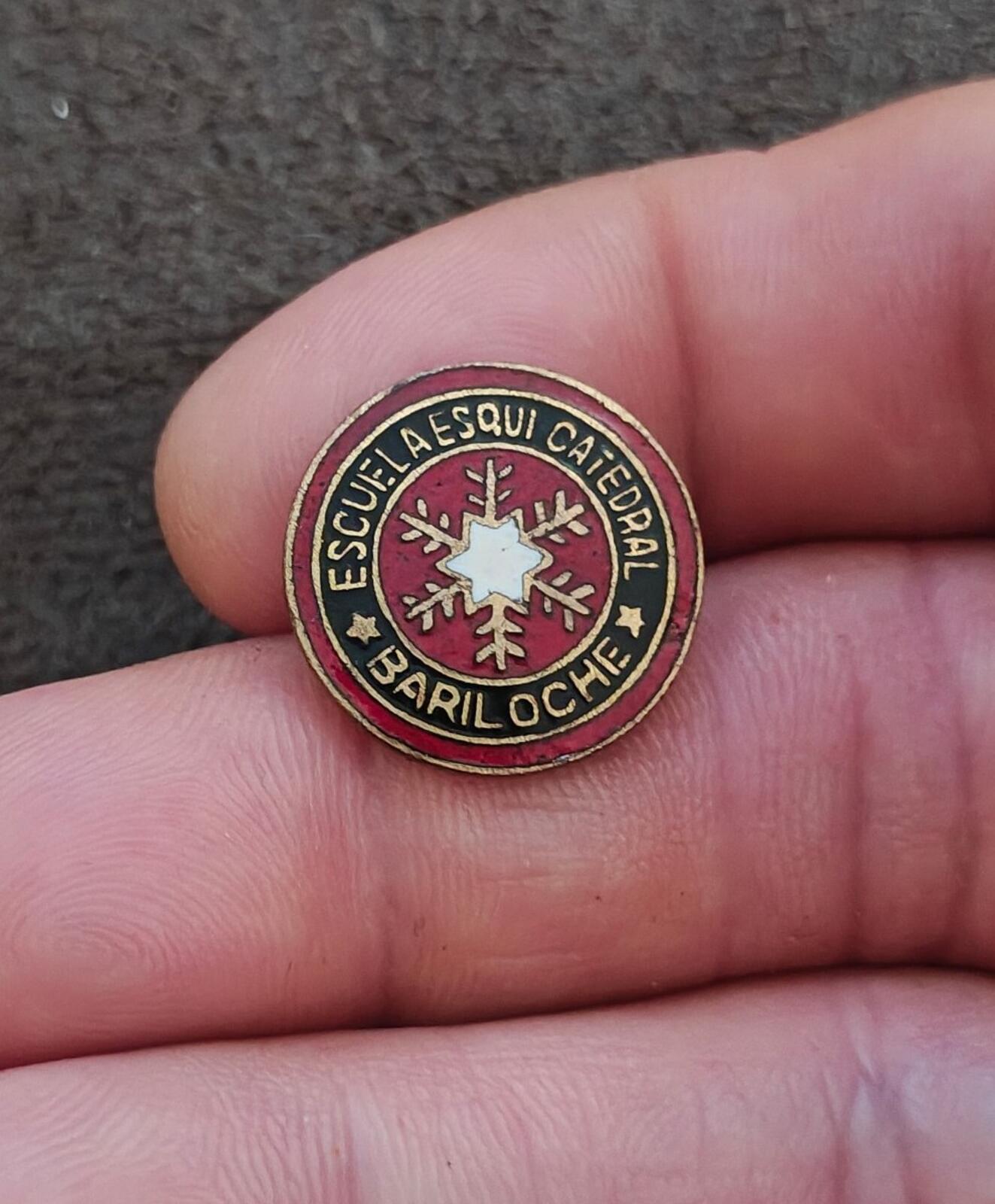 1970s/80s Escuela Esquí Catedral (Catedral Ski School Brass Enamel Pin