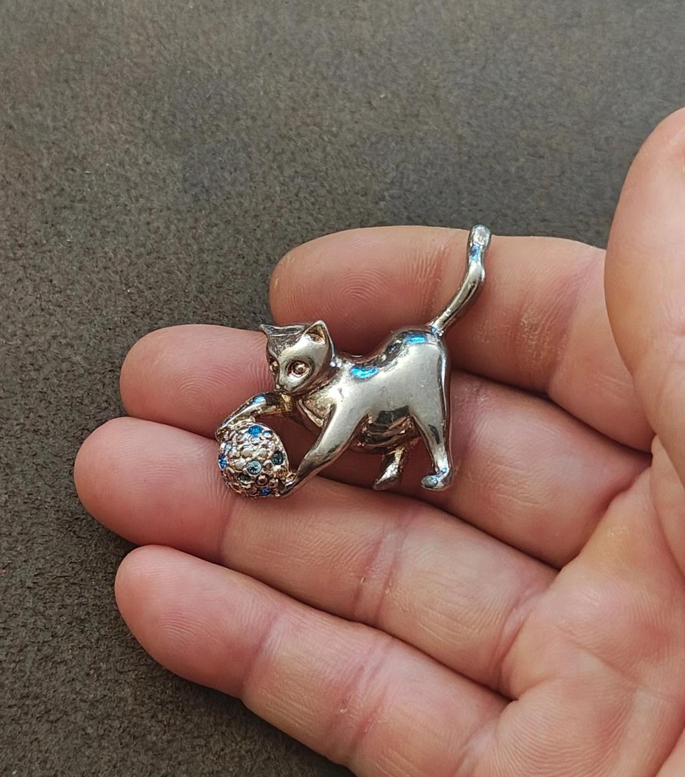 1980s Silver Tone Cat Playing With a Ball Brooch In Good Condition.