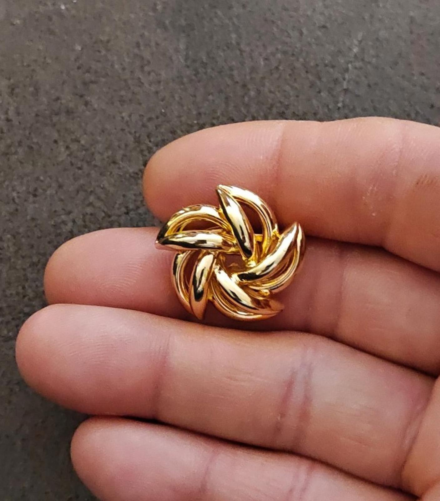 1980s Gold Tone Flower Brooch