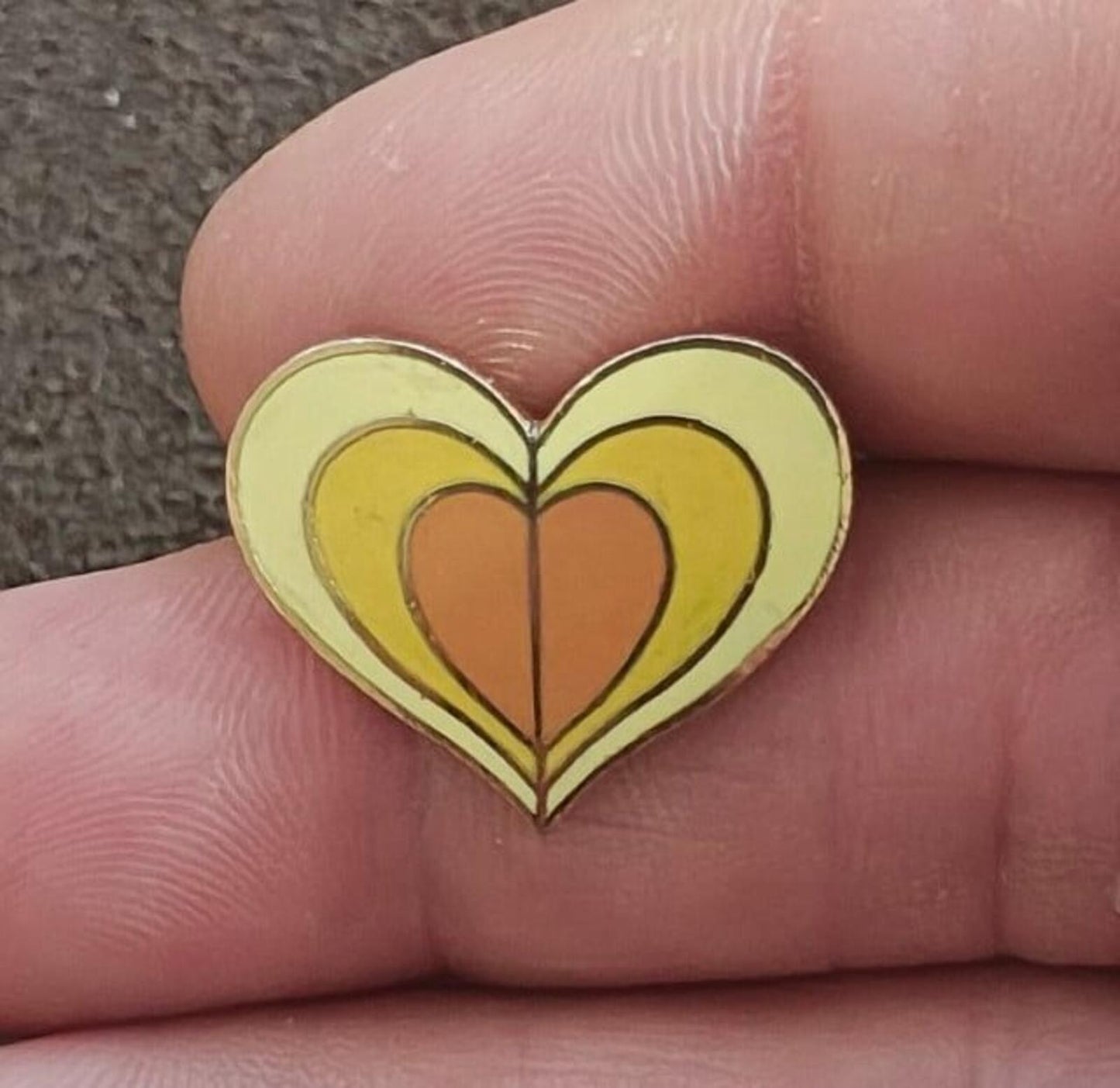 1970s Gold Tone Retro Enamel Heart Pin