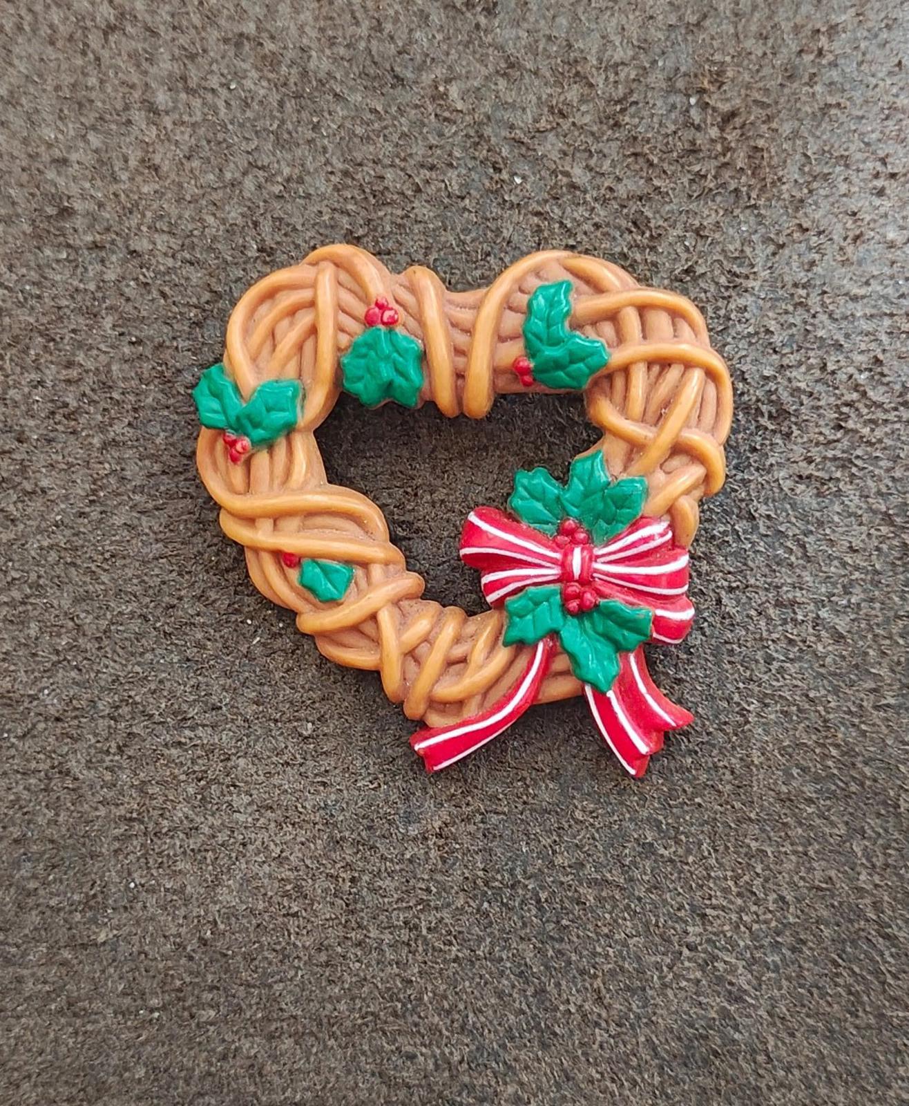 1980s Hallmark Plastic Heart-Shaped Christmas Wreath Brooch
