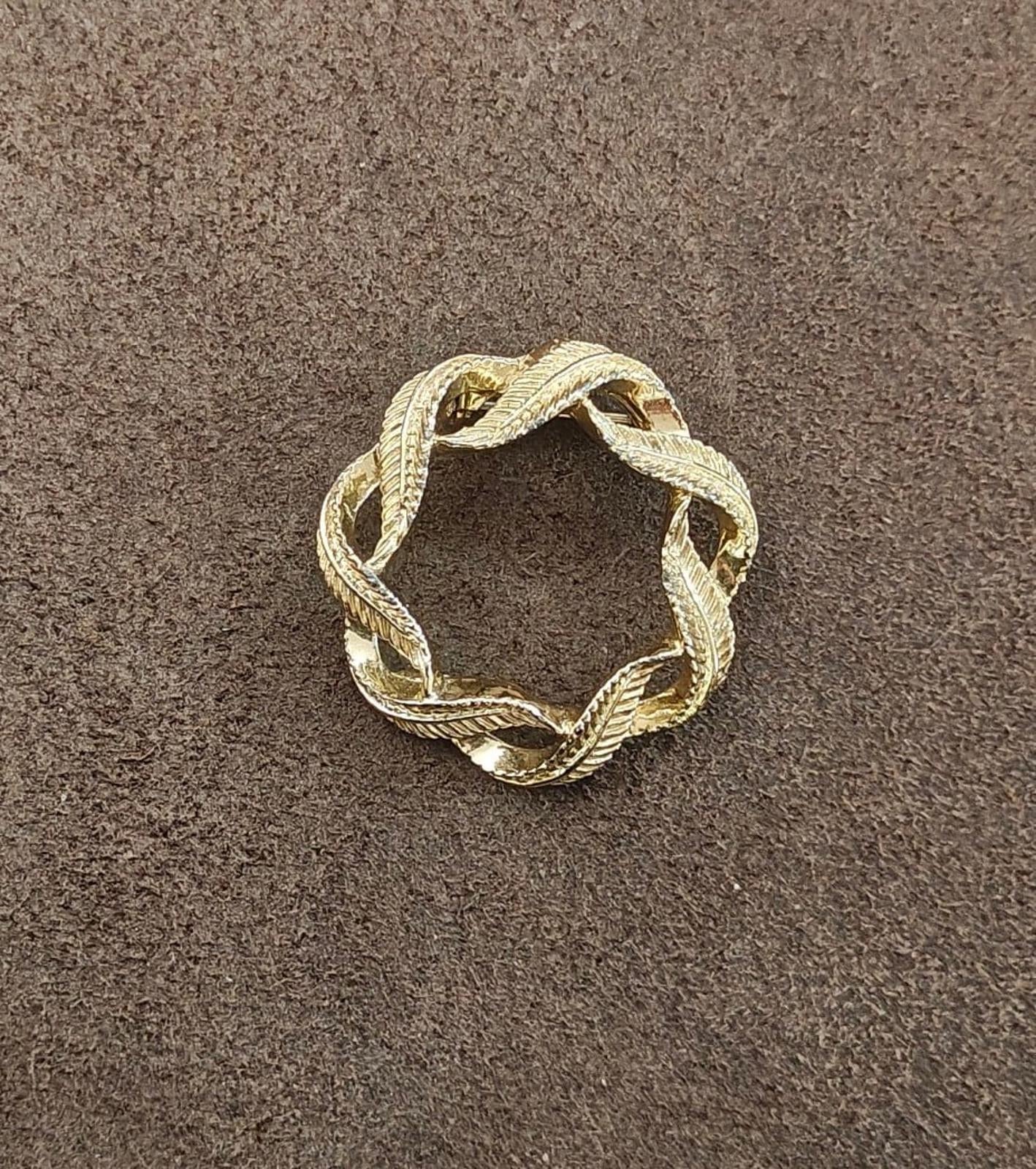 1960s GERRYS Gold Tone Circle Leaves Wreath Brooch Pin