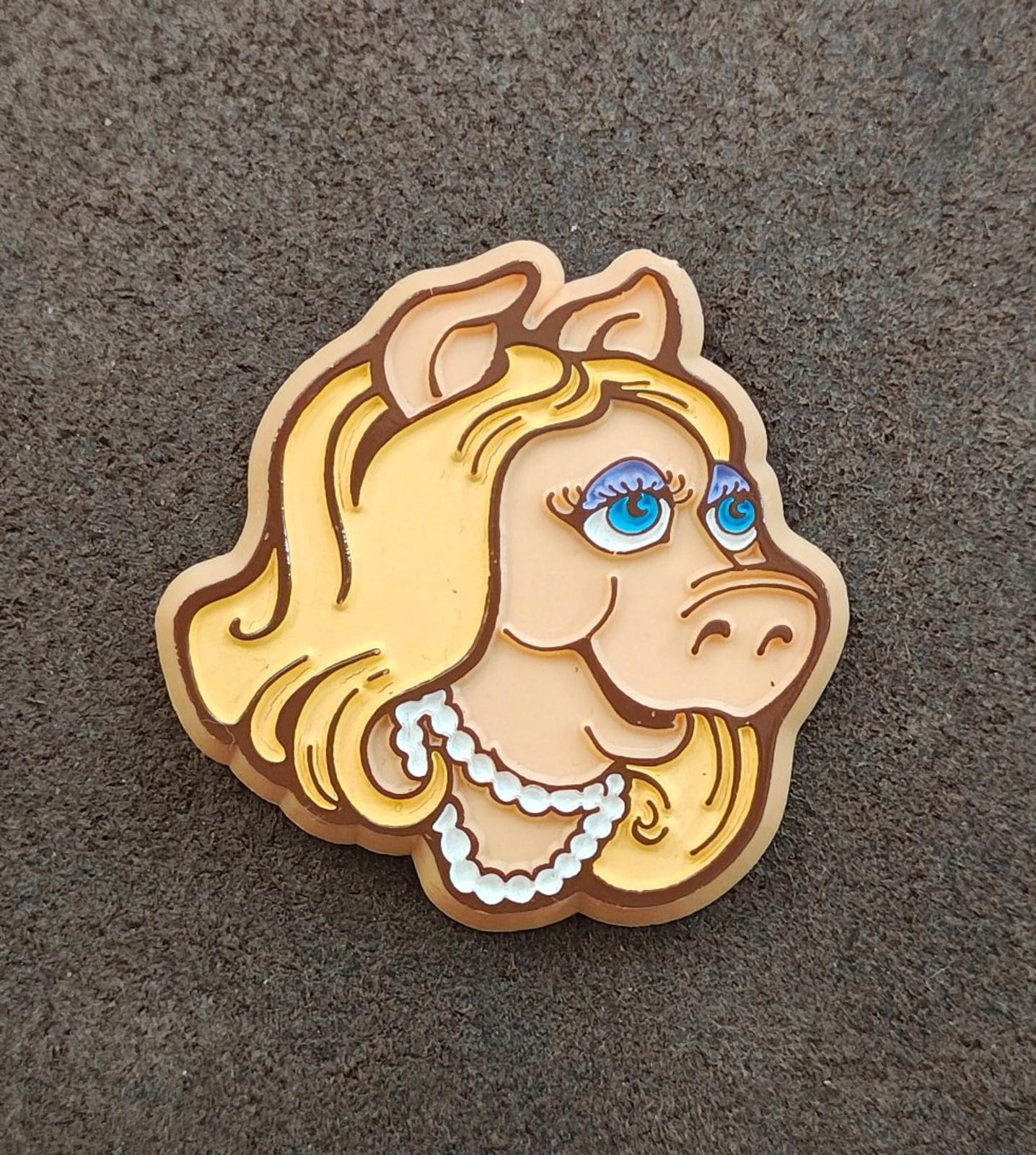 1979 Vintage Muppet Babies Miss Piggy Plastic Pin Brooch