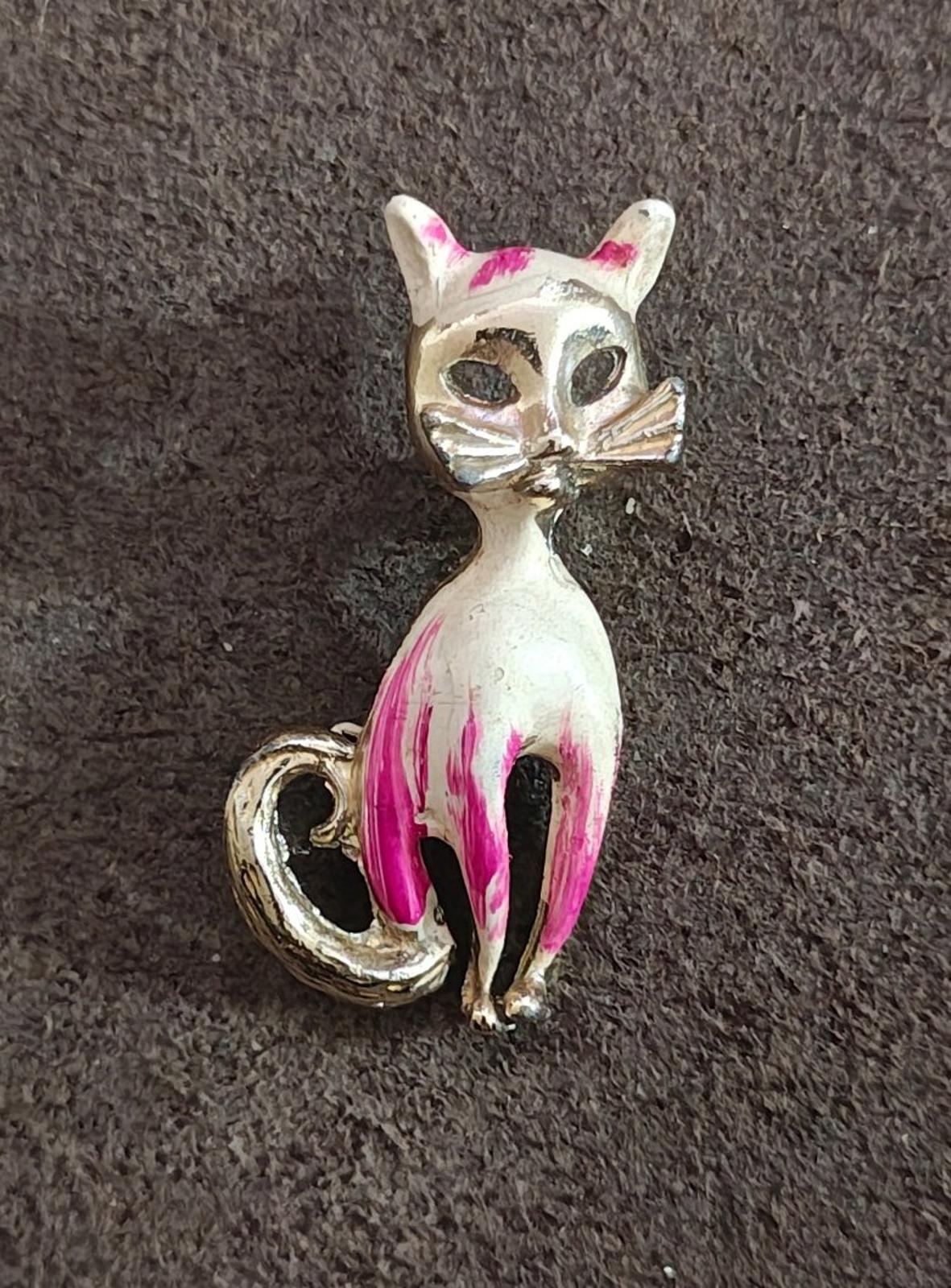 1960s Vintage Silver Tone Cat With White And Pink Enamel Brooch Pin.