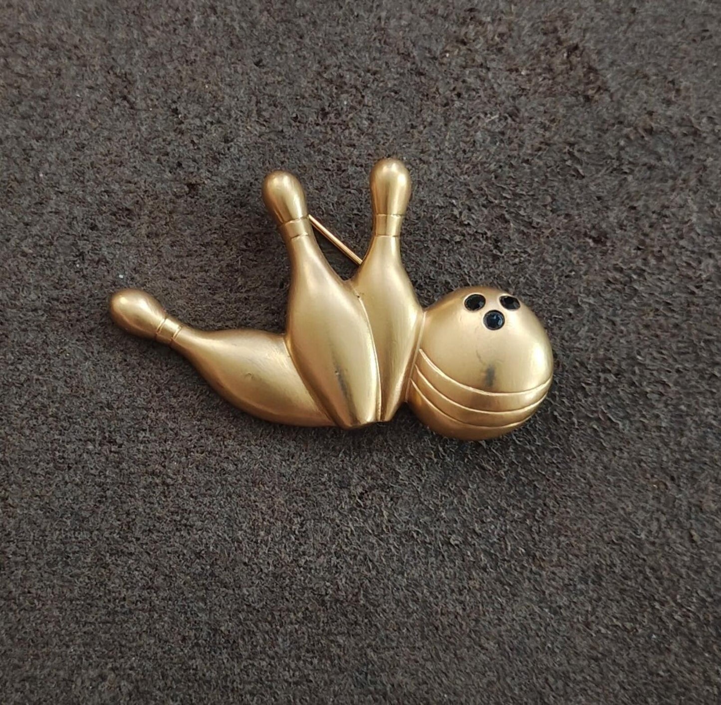 1996 Avon Matte Gold Tone Finish "My Favorite Hobby" Bowling Pin & Ball Brooch