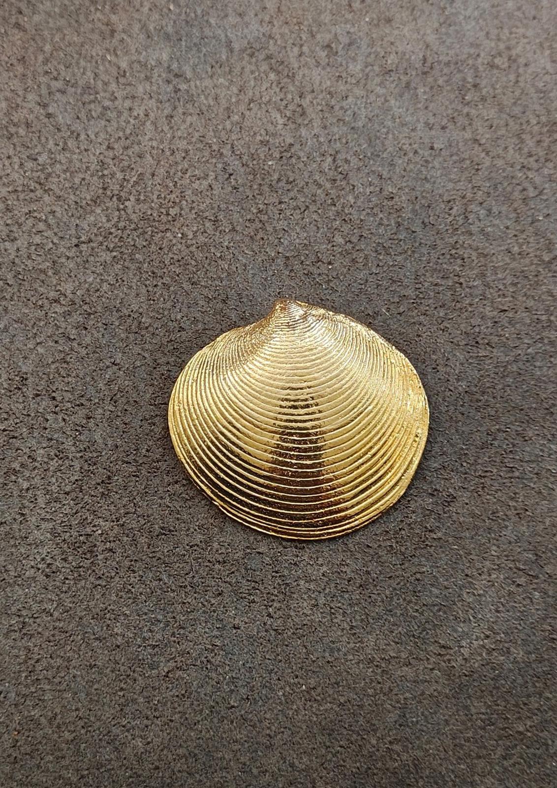 1975 Mimi d N Clamshell Textured Slide Pendant