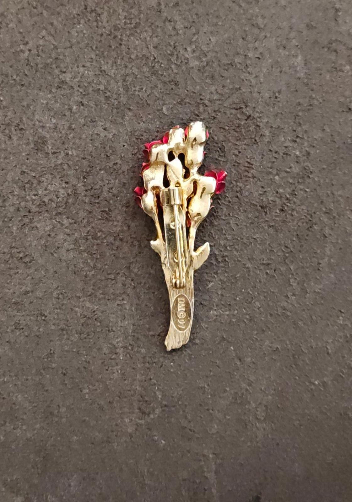1997 Red Rose Bouquet Gold Tone Brooch Marked DM97