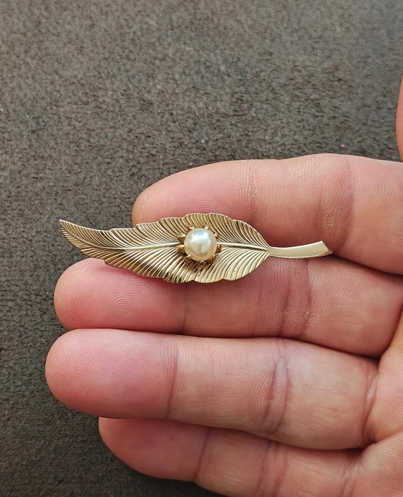 1960s Gold Tone Textured Leaf With Prong Set Faux Pearl