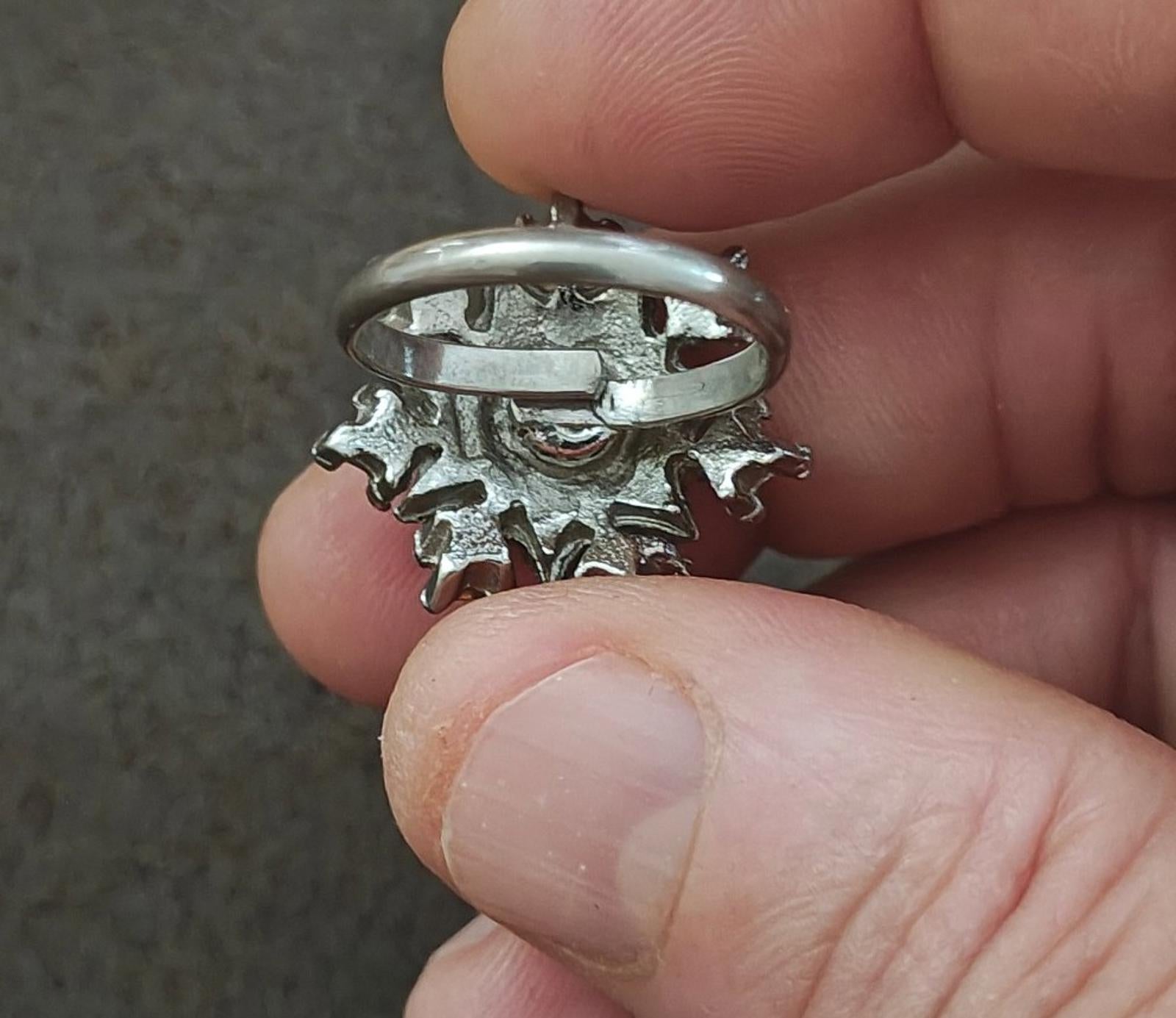 Vintage silver tone ring band with detailed snowflake starburst setting and dark hematite center