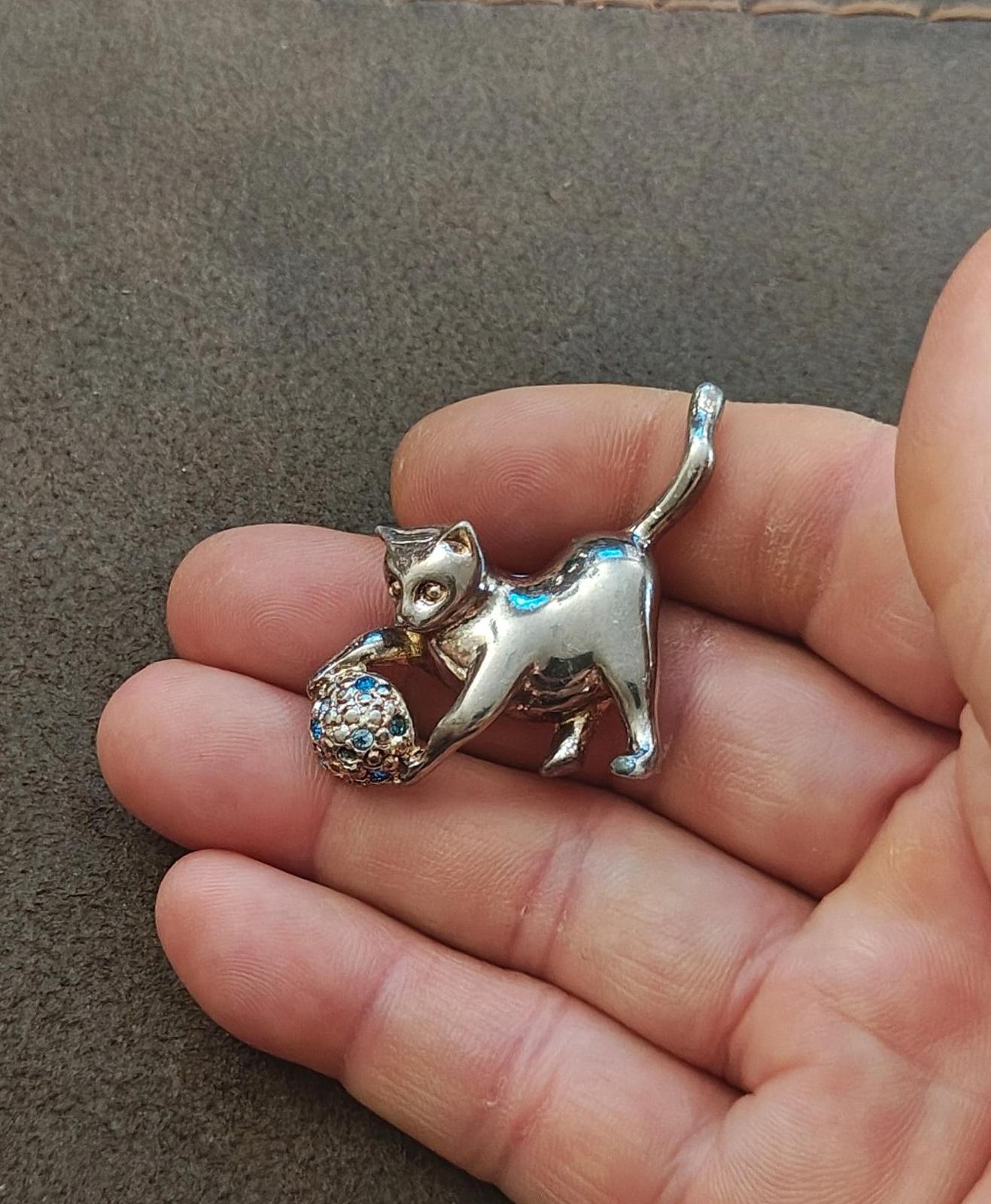 1980s Silver Tone Cat Playing With a Ball Brooch In Good Condition.