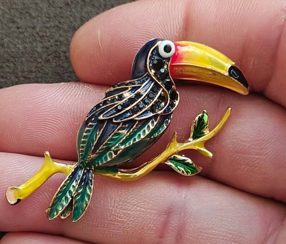 Vintage Style Gold Tone Enamel Toucan Bird Statement Brooch Pin