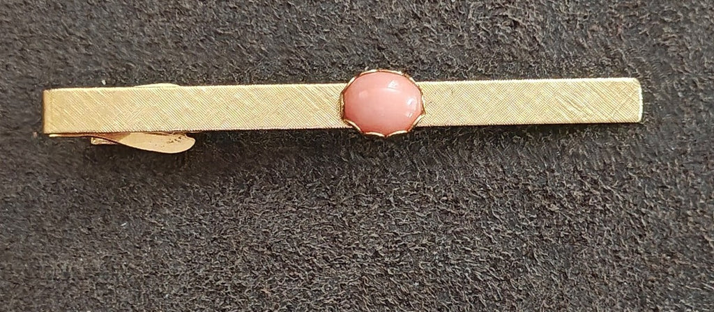 1950s/60s Gold Tone Tie Bar Clip With Oval Salmon Pink Coral Cabochon Stone