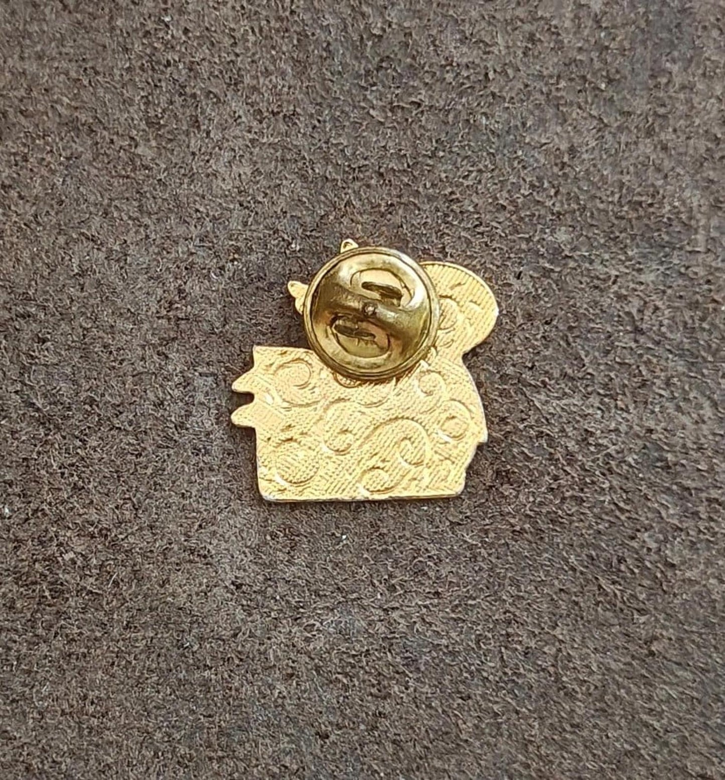 1980s Angel Holding A Rejoice Banner Gold Tone Pin