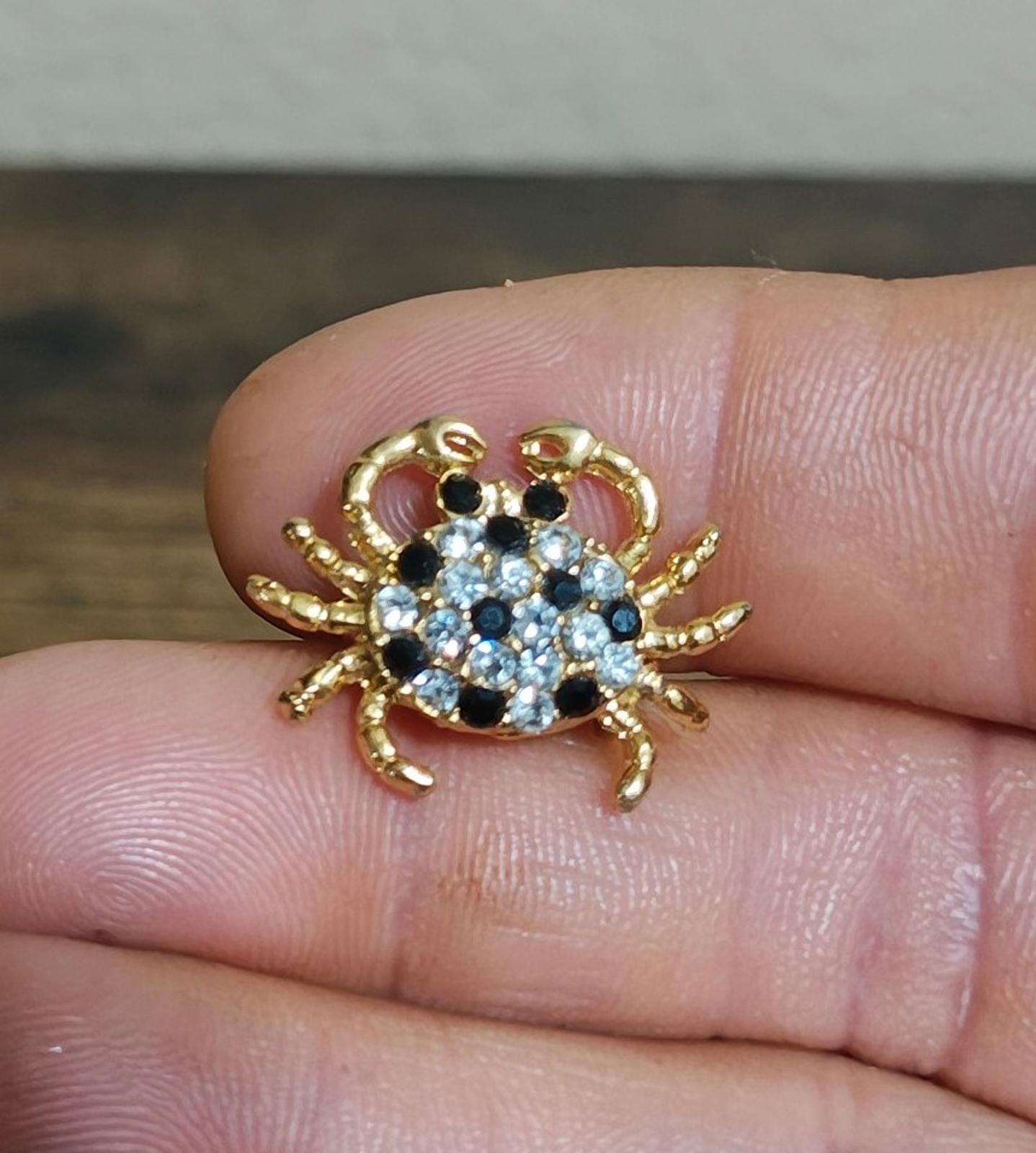 1980s Vintage Gold Tone With Sparkly Clear & Black Rhinestones/Stones Crab Pin