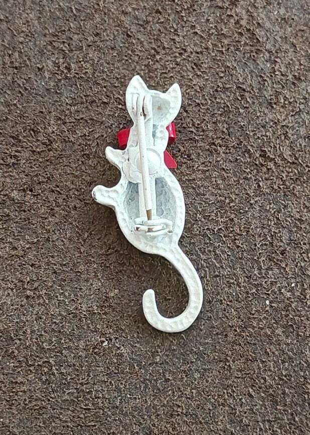 1960s/70s Metal White Enamel Cat Brooch Pin With Red Bow - photo 8