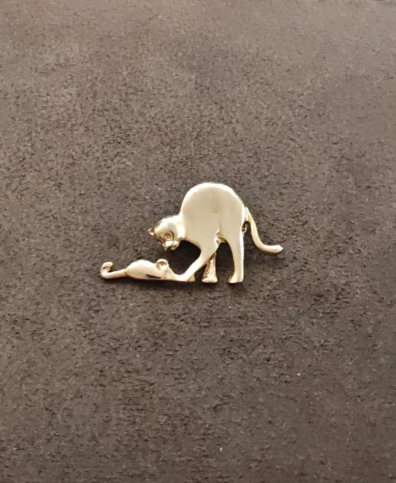 1980s Gold Tone With Clear Rhinestone Cat Chasing Mouse Brooch