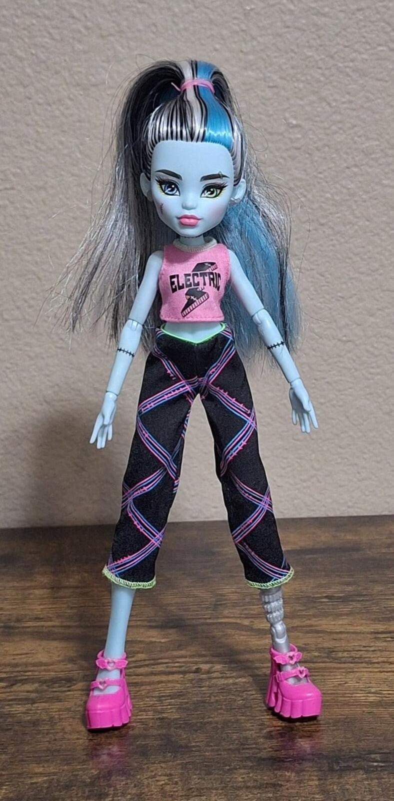 2021 Monster High Frankie Stein Doll With Pink & Black Outfit.