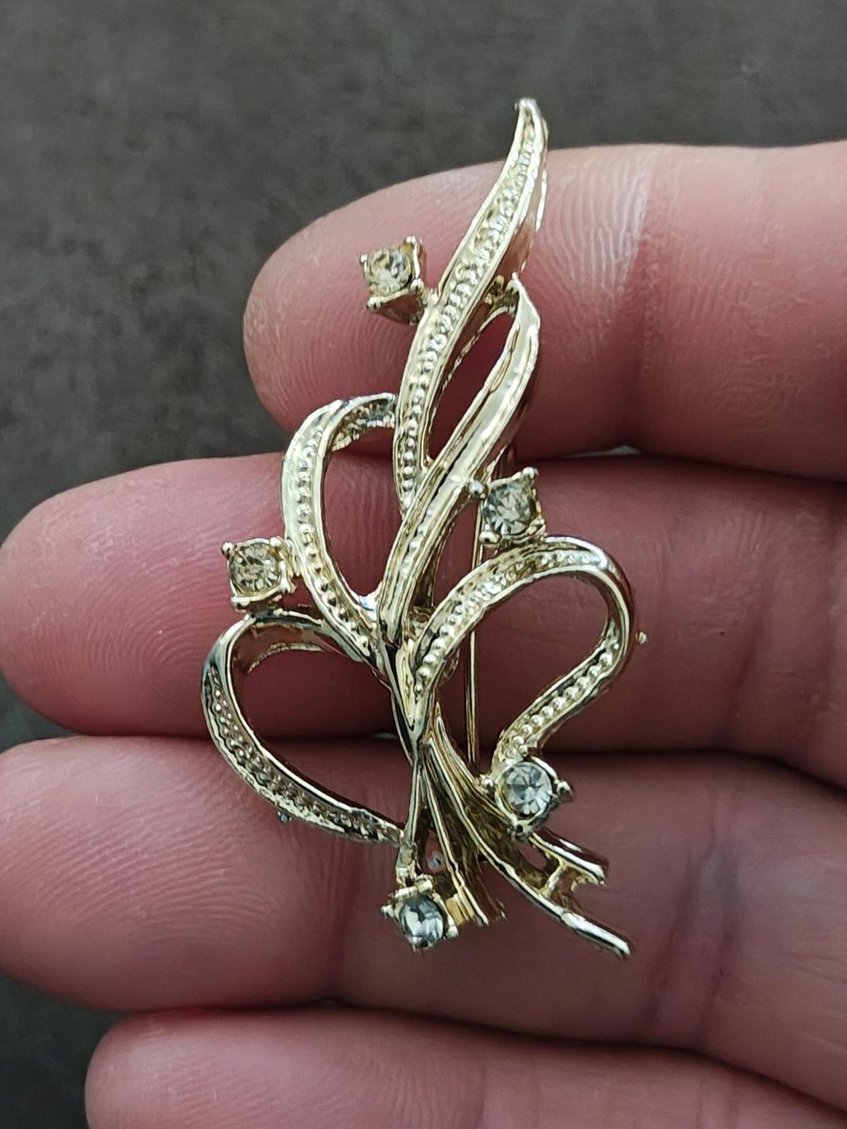 1980s Art Nouveau Style Gold Tone Ribbon Brooch Pin