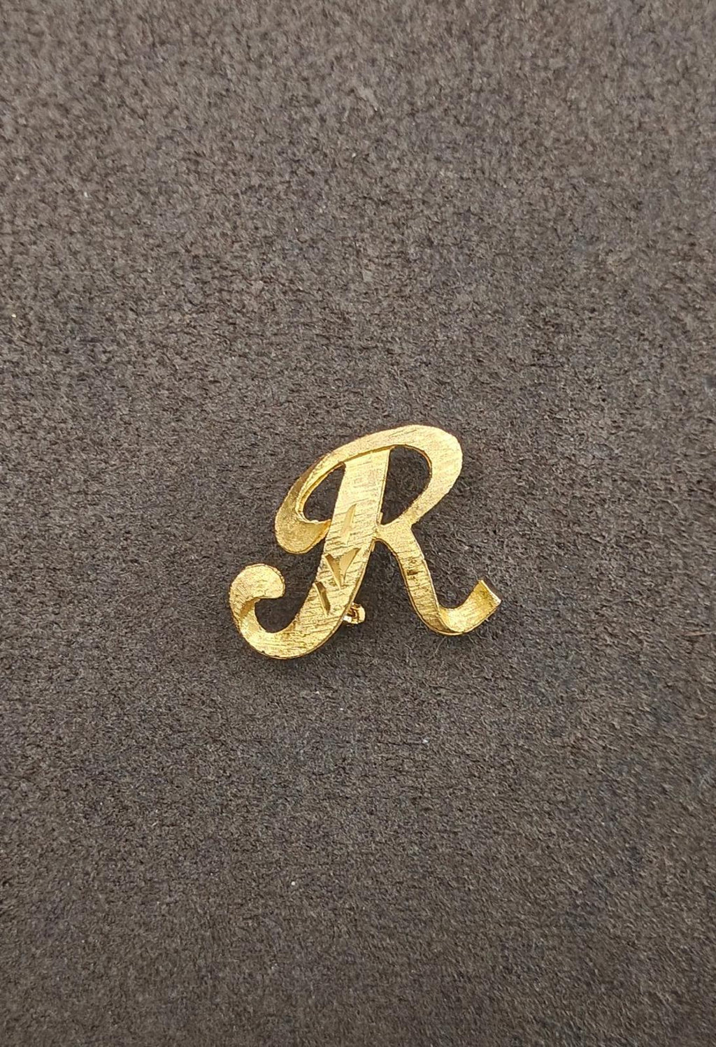 Gold tone letter R monogram brooch pin in raised script