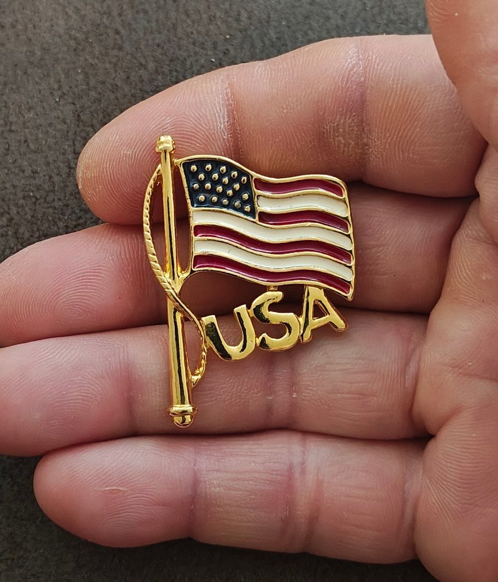 1980s Patriotic USA American Flag Gold Tone Enamel Pin