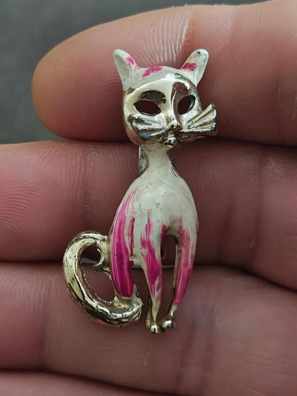1960s Vintage Silver Tone Cat With White And Pink Enamel Brooch Pin.