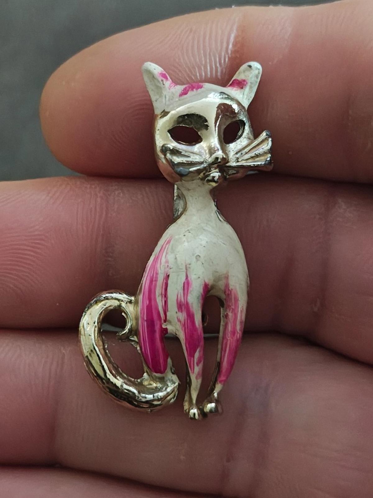 1960s Vintage Silver Tone Cat With White And Pink Enamel Brooch Pin.