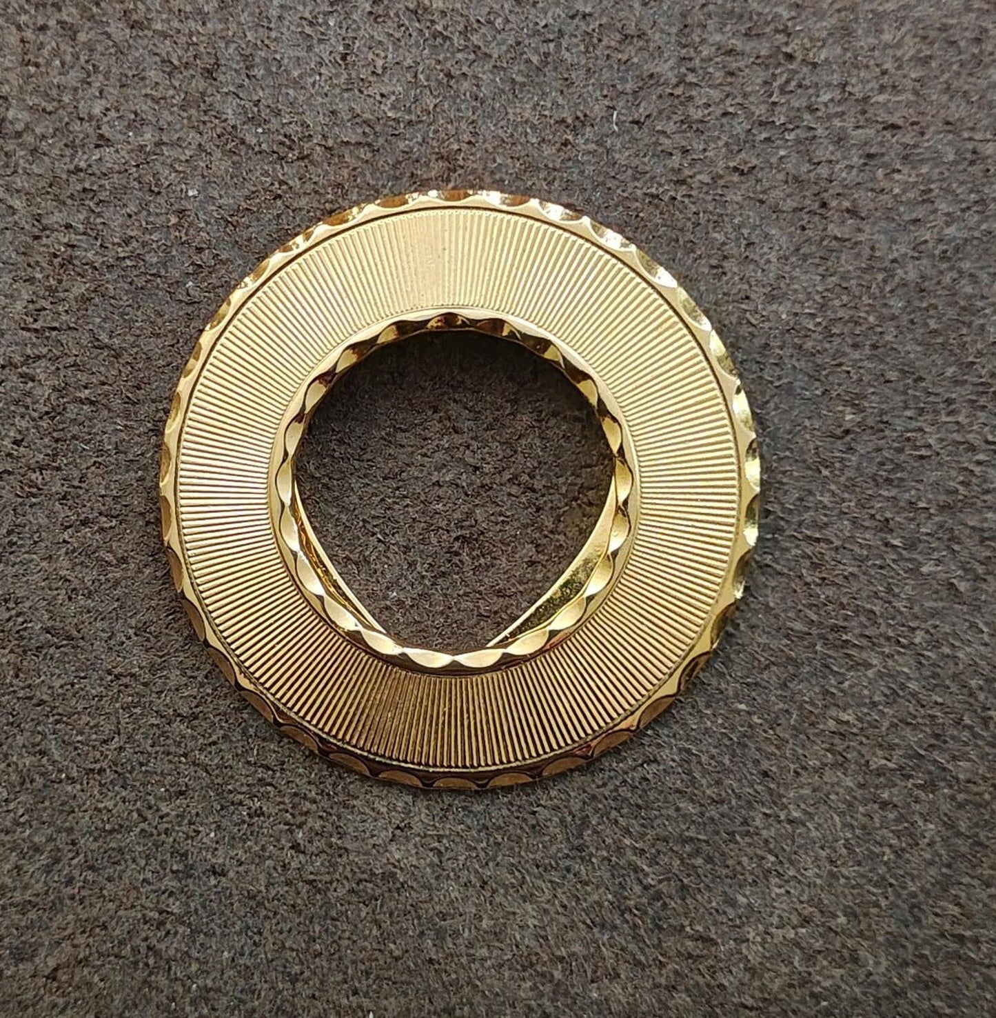1960/70s Vintage Lieba USA Gold Tone Round Textured Scarf Clip