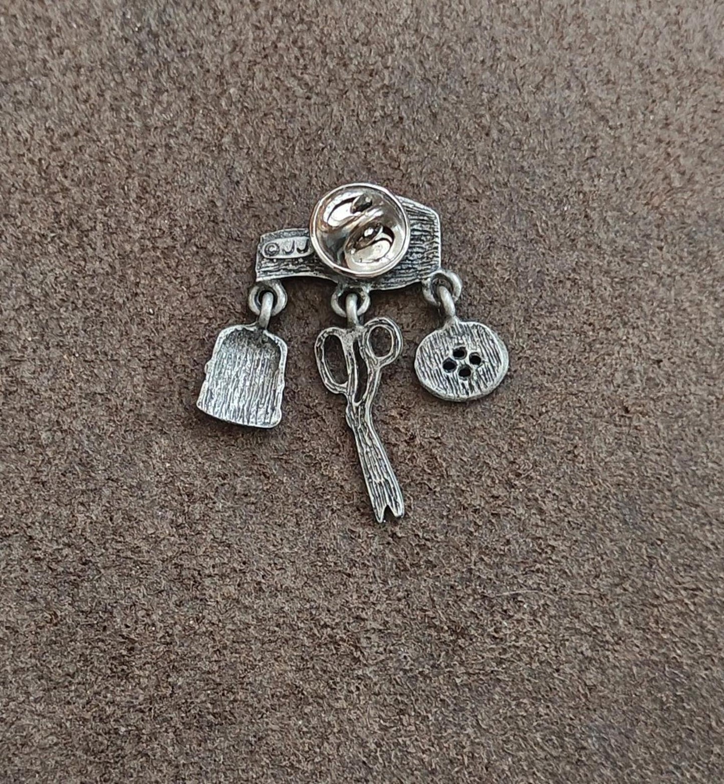 1980s Signed J.J. (Jonette Jewelry) Sewing Theme Pewter Dangle Brooch