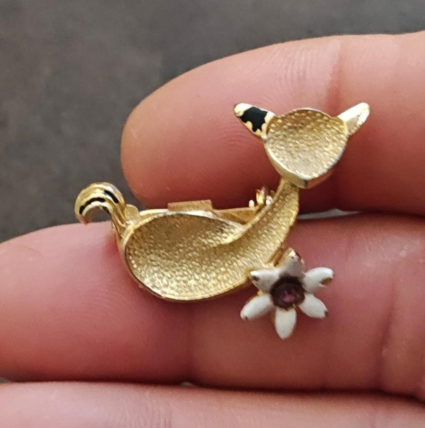 60s Gold Tone Textured Cat Holding a White Flower With Purple Rhinestone Brooch