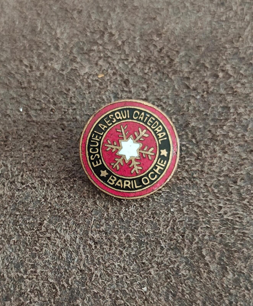 1970s/80s Escuela Esquí Catedral (Catedral Ski School Brass Enamel Pin