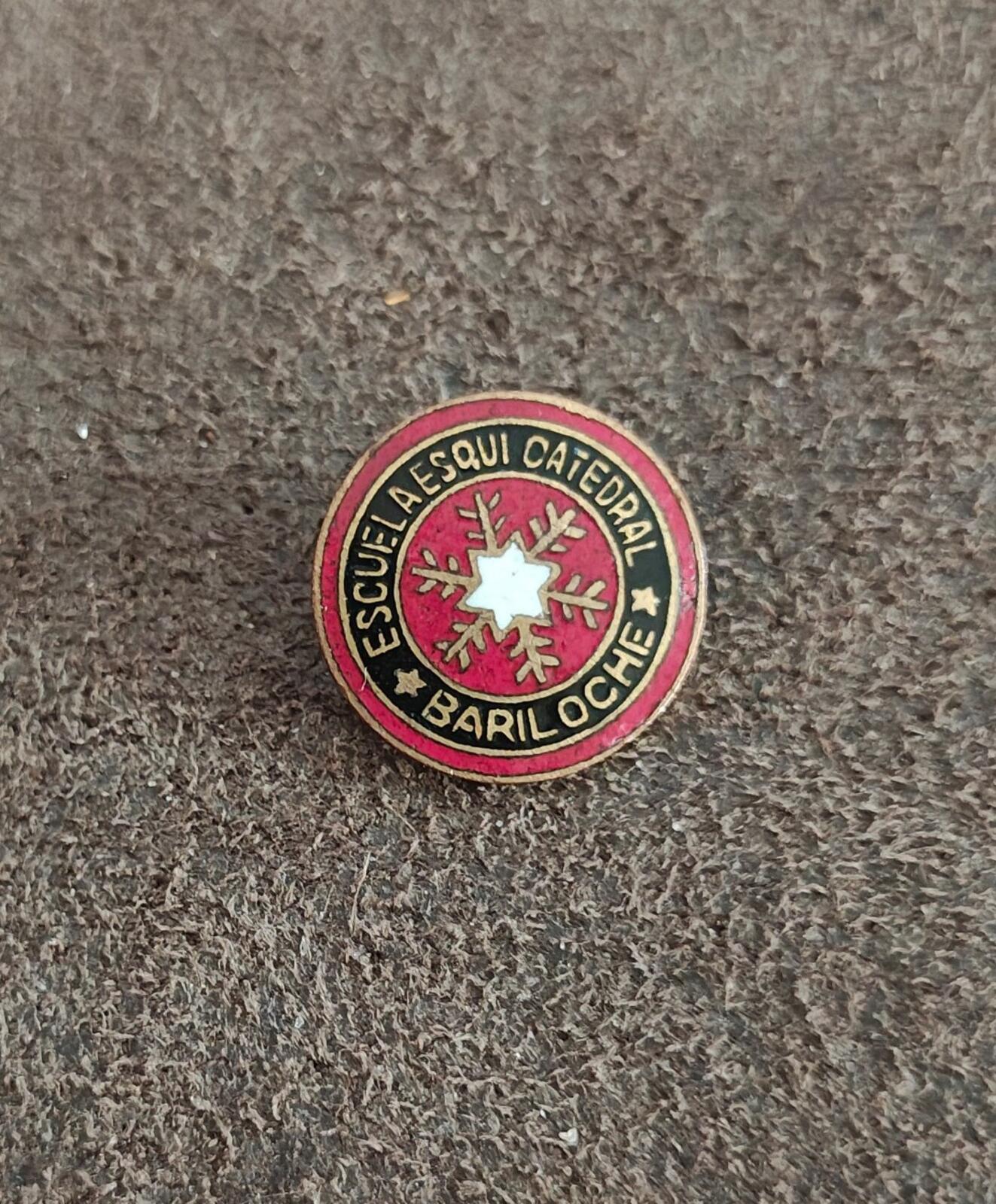 1970s/80s Escuela Esquí Catedral (Catedral Ski School Brass Enamel Pin