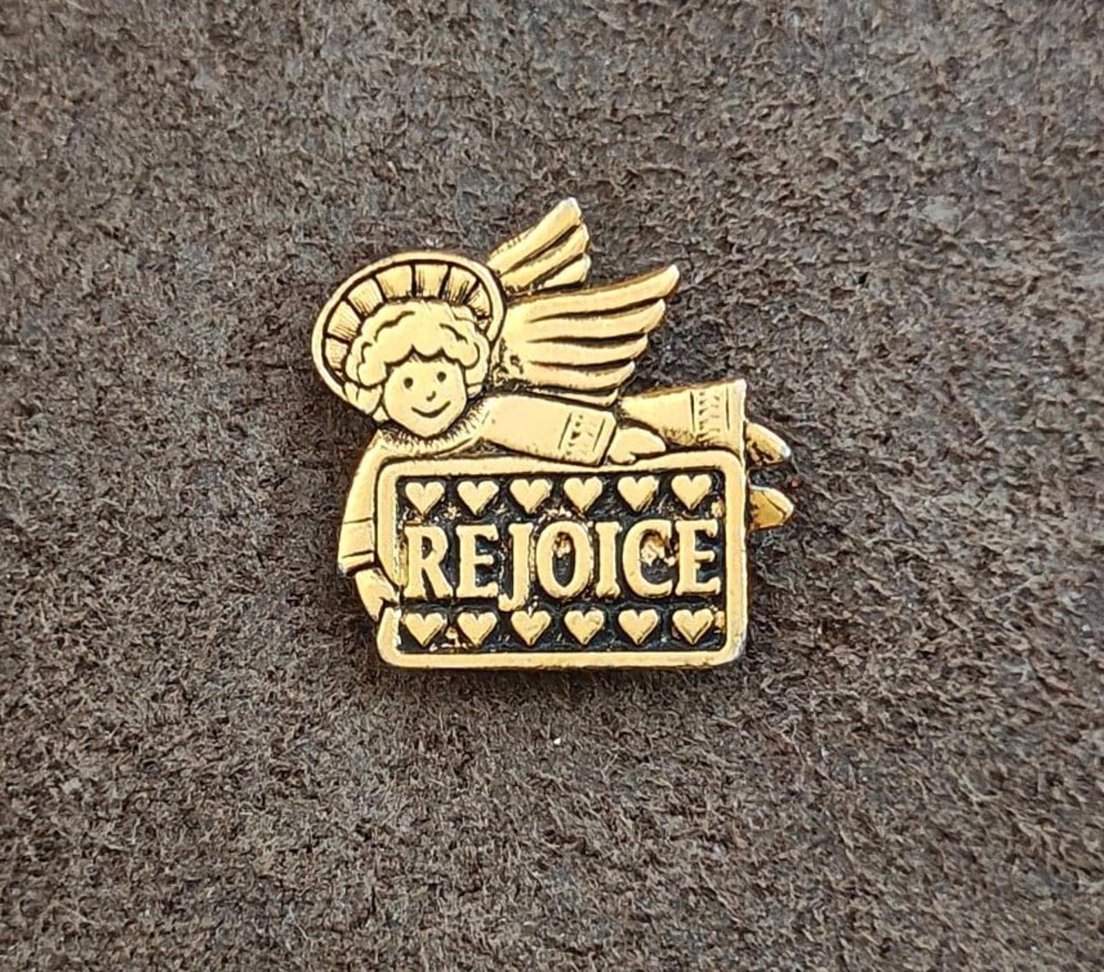 1980s Angel Holding A Rejoice Banner Gold Tone Pin
