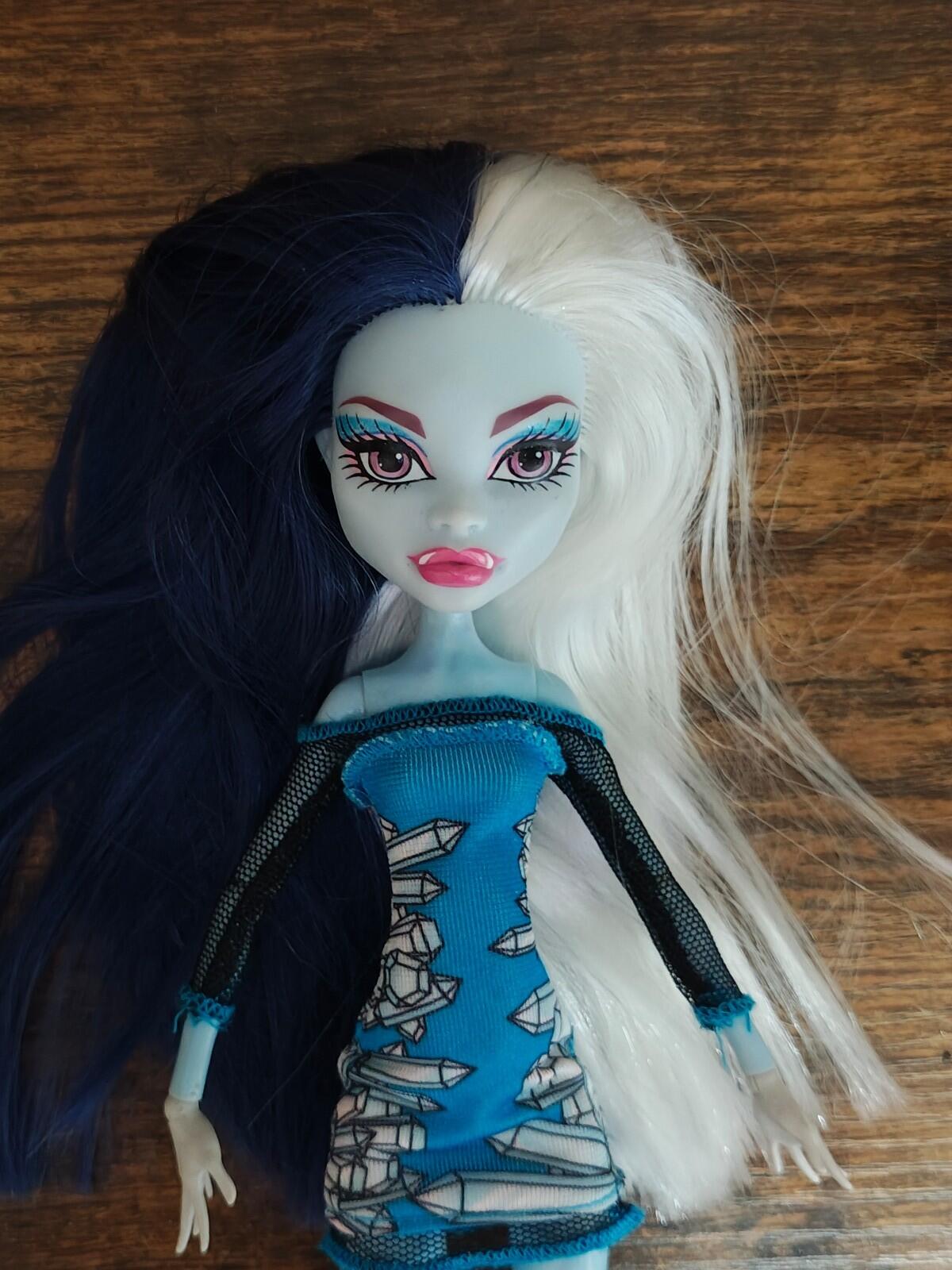 2010 Monster High Abbey Bominable Zombie Doll With Blue Outfit.