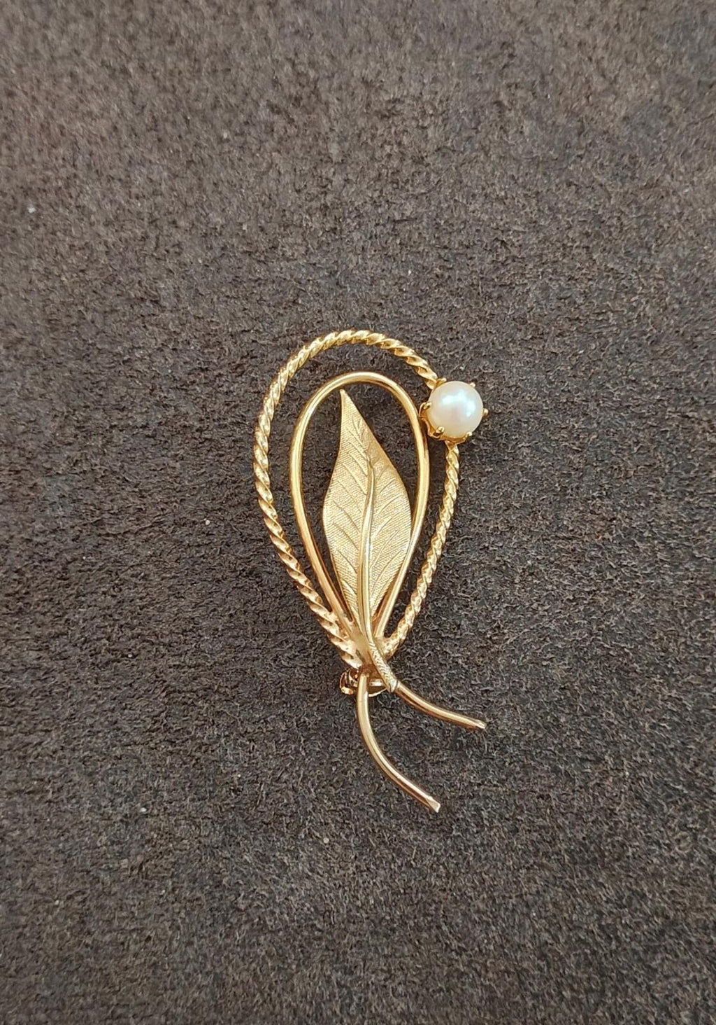 Gold tone leaf brooch with faux pearl bead and two-prong pin