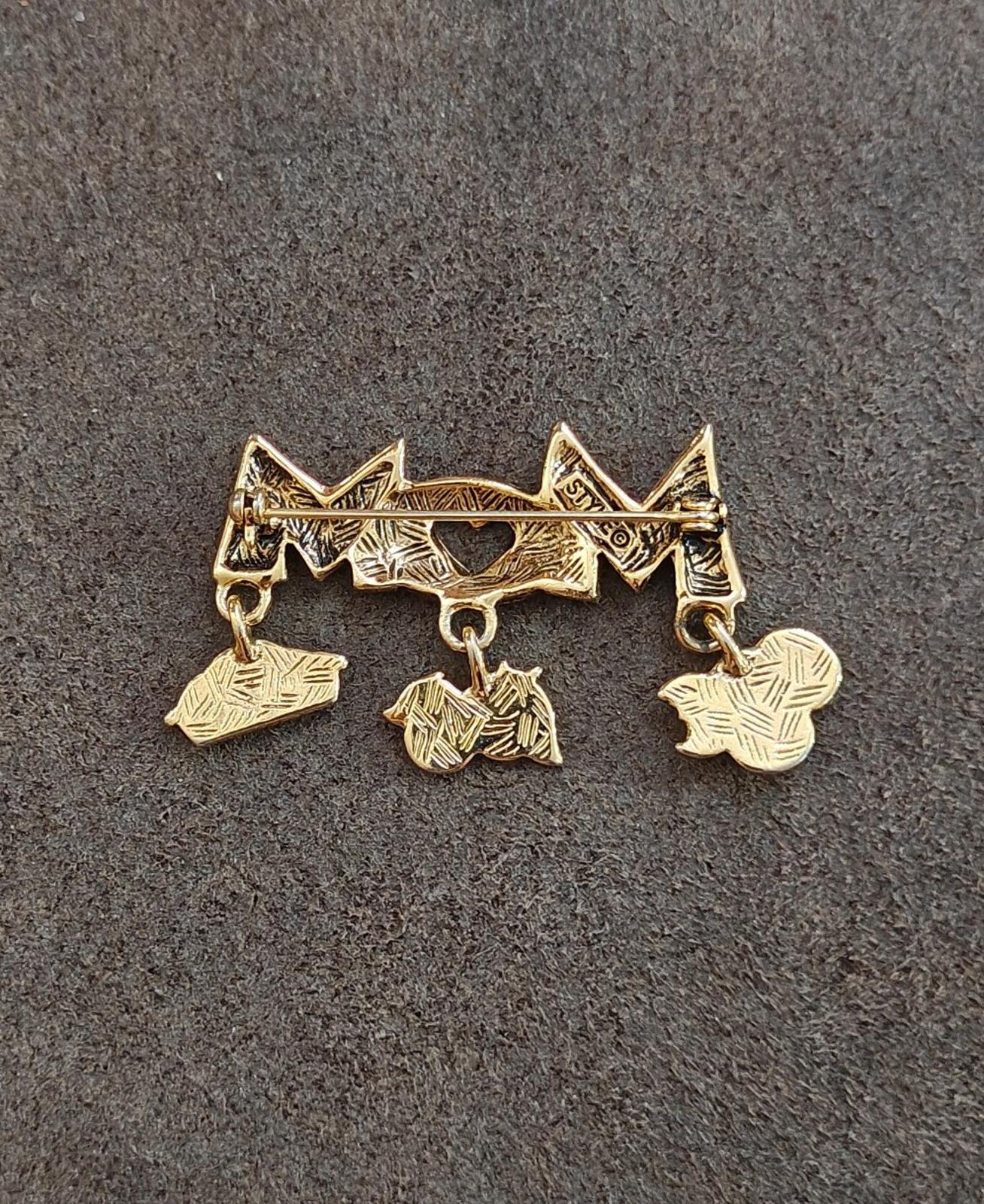 Gold-tone engraved MOM brooch pin with dangling hearts and star-shaped charm pieces