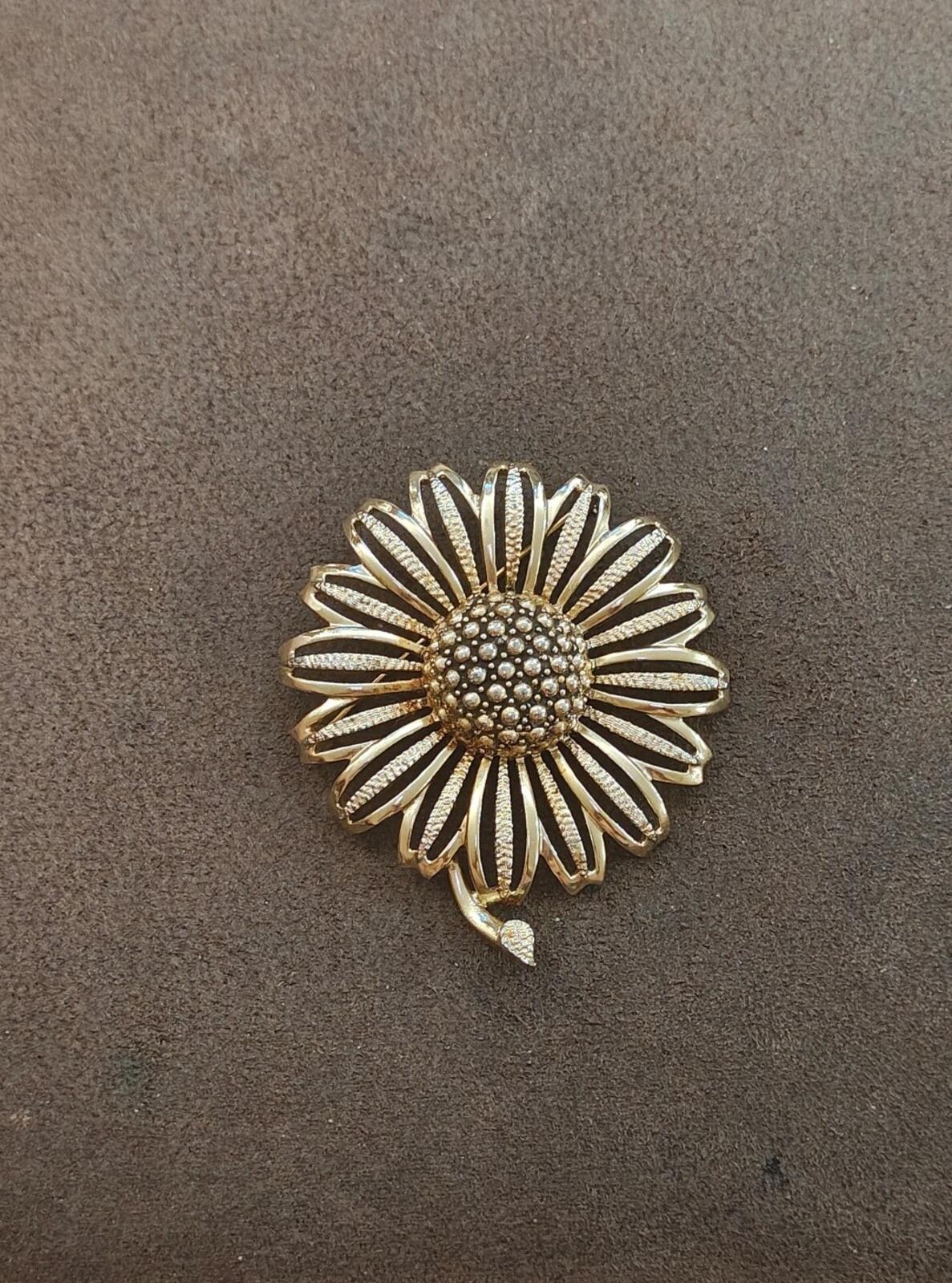 1960s Gold Tone Textured Signed Sarah Coventry "Daisy Mae" sunflower Large Brooc