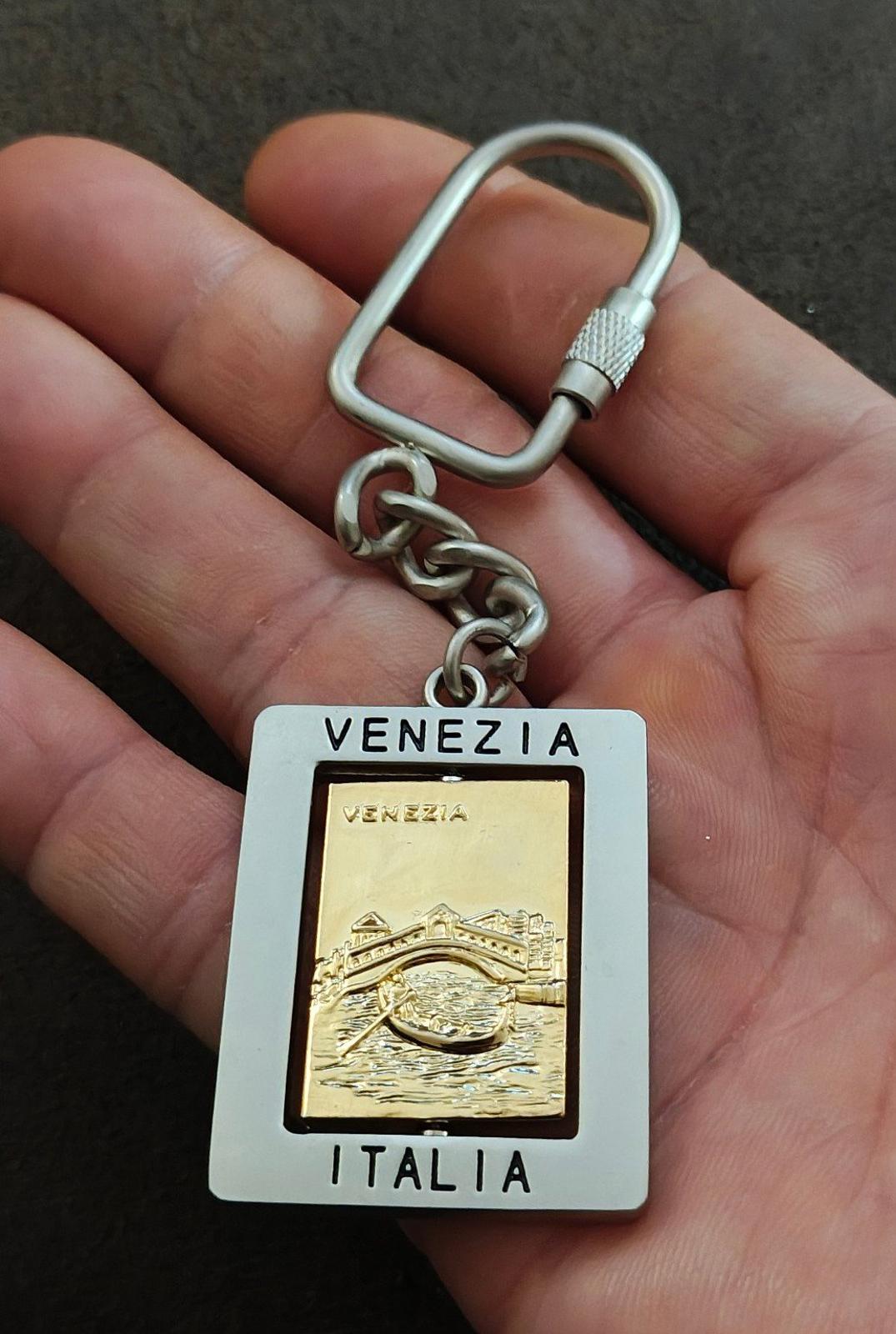 Two Tone Metal Venizia Italy Souvenir Keychain
