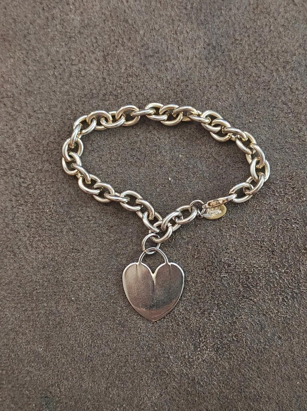 90s Signed Cookie Lee Silver Tone Chunky Chain Bracelet Featuring a Heart Charm - Trinketmania-LV