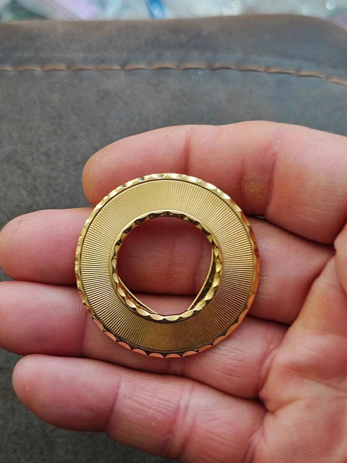 1960/70s Vintage Lieba USA Gold Tone Round Textured Scarf Clip