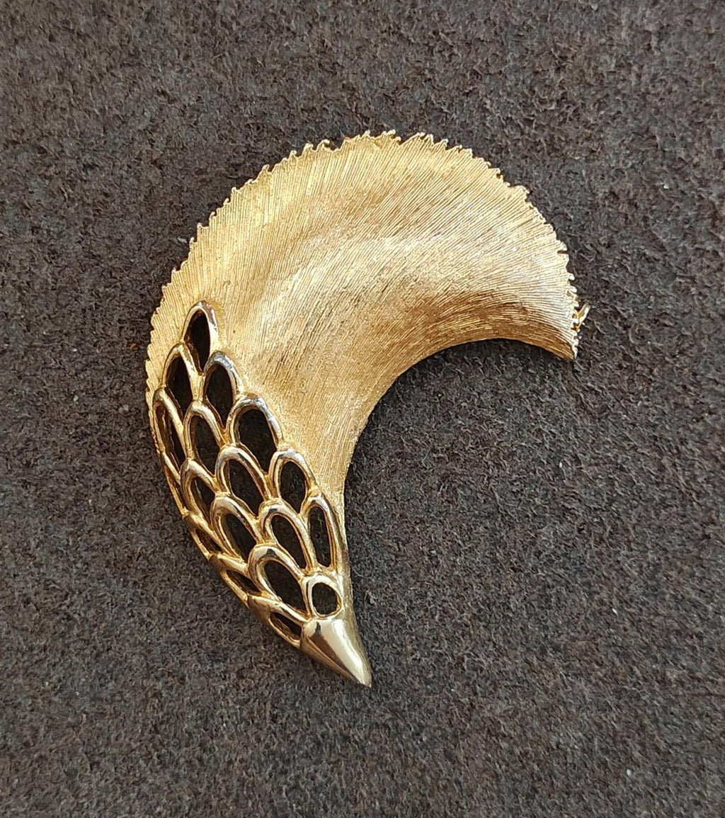 Gold tone feather plume brooch, textured surface with openwork mesh along bottom