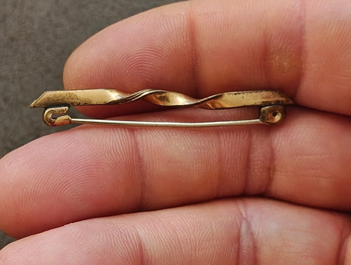 1900s Gold Tone Twist Bar Pin/Brooch